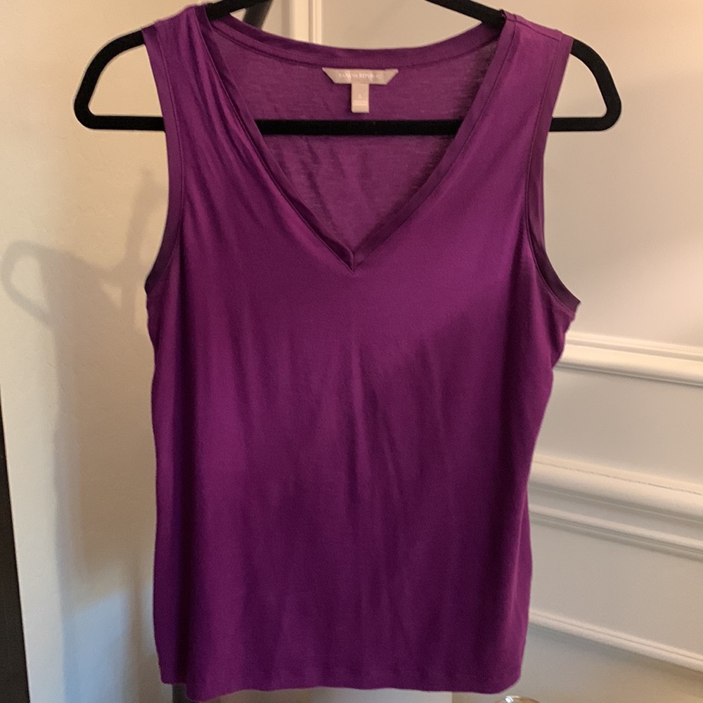 Banana Republic V-neck stretch sleeveless top